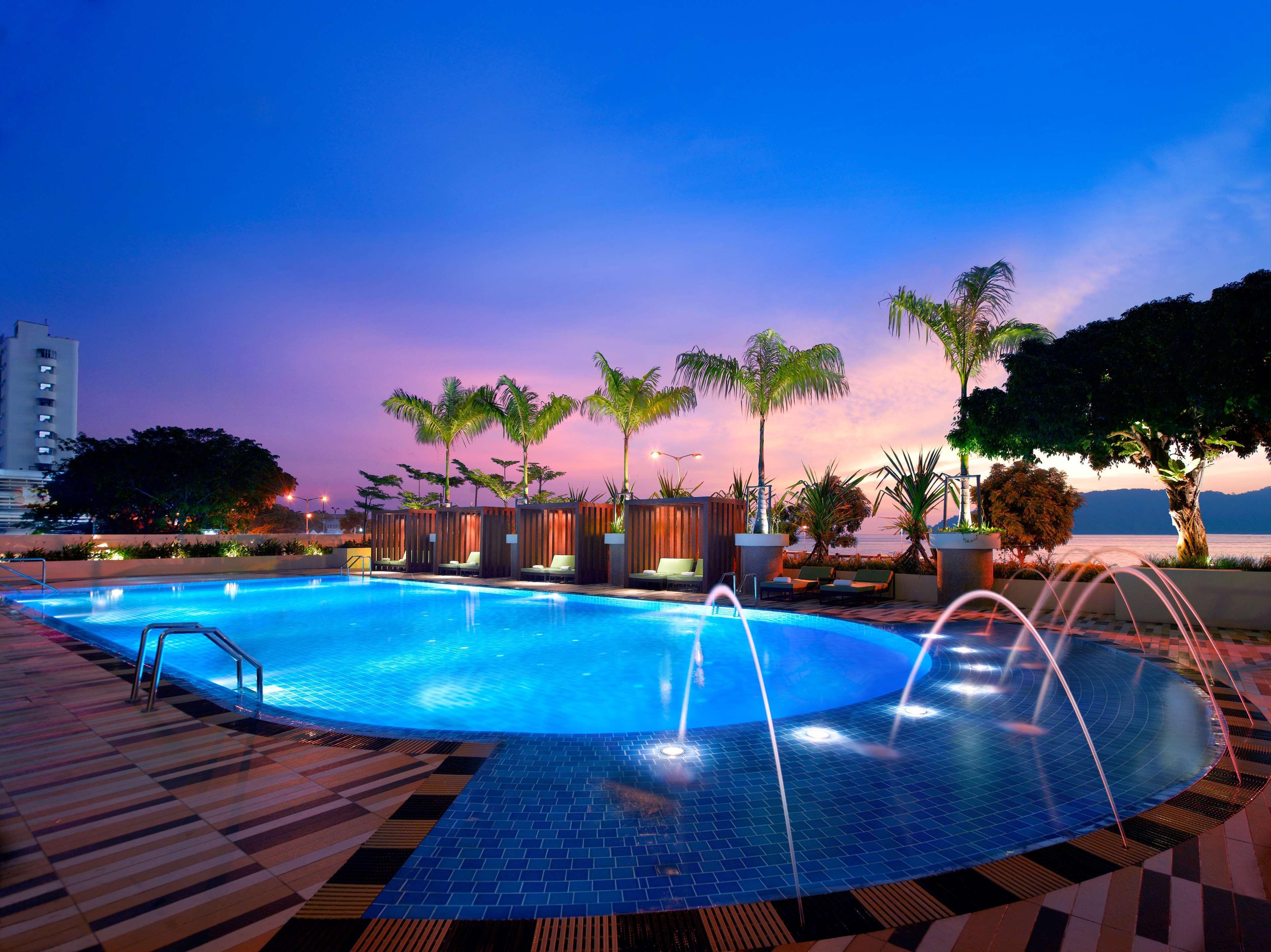 Отель Hyatt Regency Kinabalu Кота-Кинабалу Экстерьер фото The swimming pool at the hotel