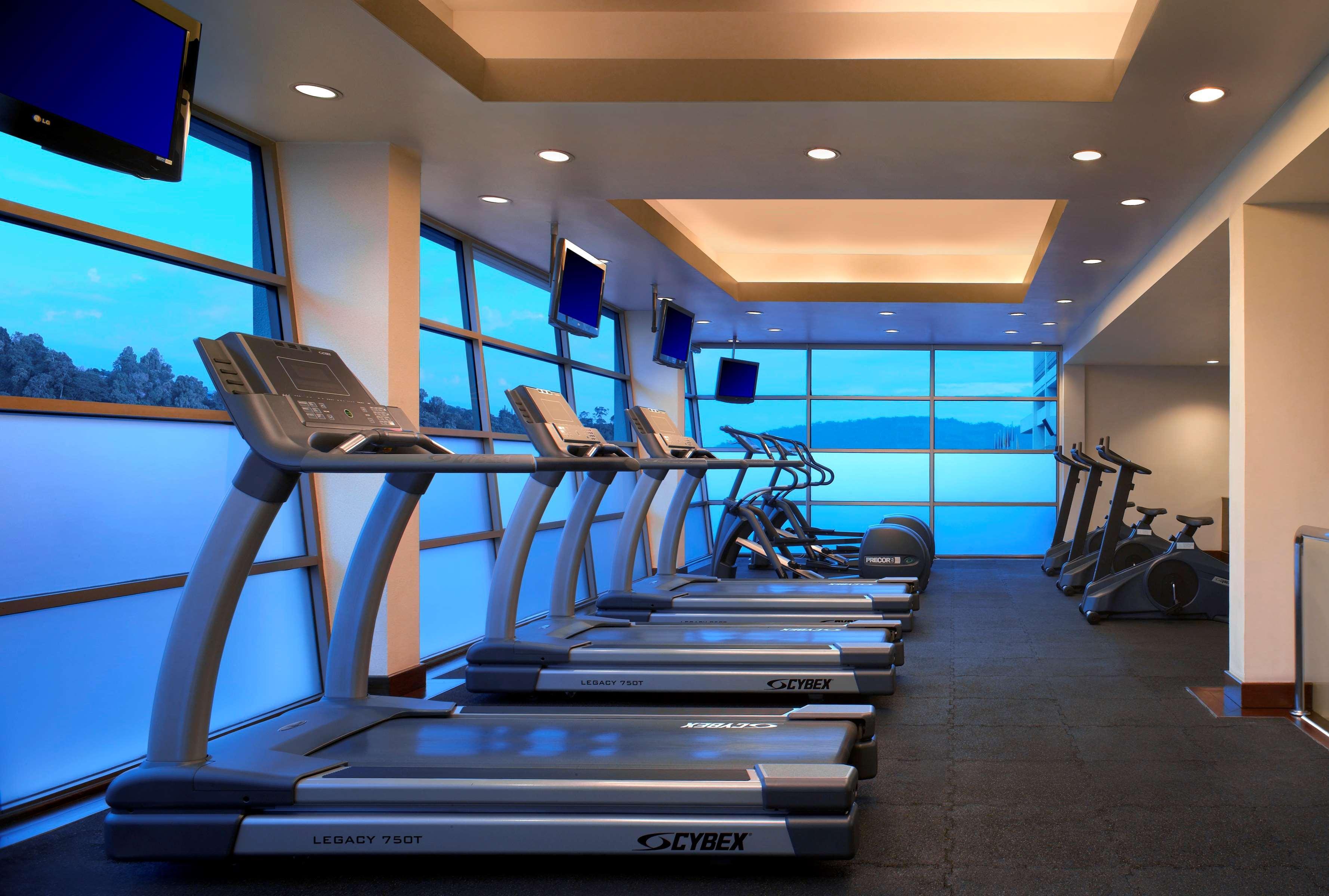 Отель Hyatt Regency Kinabalu Кота-Кинабалу Экстерьер фото The gym at the Westin
